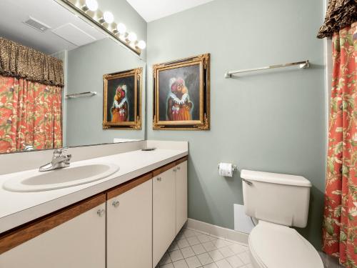 La salle de bains est pourvue d'un lavabo et de toilettes. dans l'établissement Hibiscus 301-A, 2 Bedrooms, Ocean Front, 3 Pools, Sleeps 6, Pet Friendly, à Saint Augustine