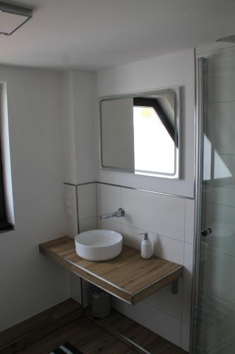 Ένα μπάνιο στο 4-Sterne zertifizierte Ferienwohnung Festung zu Ketghe - Nähe Koblenz für Urlaub und Arbeit