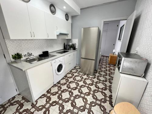 een keuken met een koelkast, een wastafel en een vaatwasser bij Mirror Apartment Gandia in Gandía