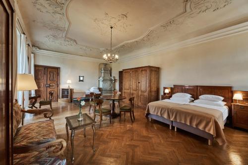 Postel nebo postele na pokoji v ubytování Schloss Drosendorf