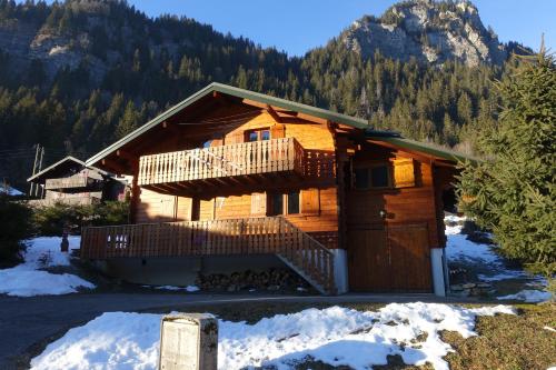 Spacious comfortable chalet close to the ski lifts for 8 persons