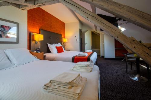 Ліжко або ліжка в номері Hotel de la Gare Troyes Centre