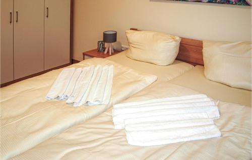 Ένα ή περισσότερα κρεβάτια σε δωμάτιο στο 2 Bedroom Beautiful Home In Gützkow