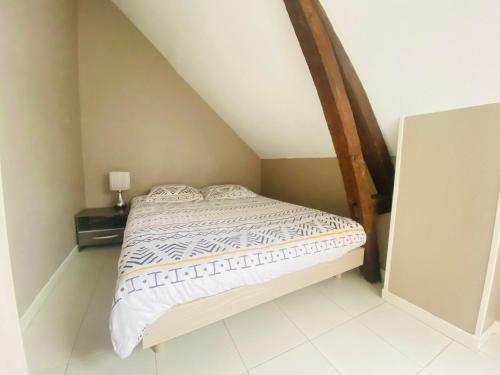 Postel nebo postele na pokoji v ubytování A DEUX PAS DE LA CATHEDRALE