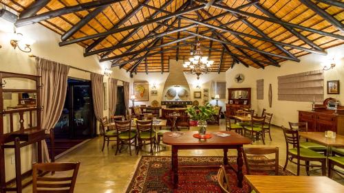 Un restaurante u otro lugar para comer en Phelwana Game Lodge