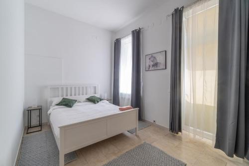 Habitación blanca con cama y ventana en Centre Apartments, en Viena