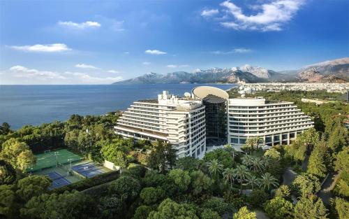 una vista aérea de un gran edificio con el océano en MEDWORLD Health & Rehabilitation Center Rixos Antalya en Antalya