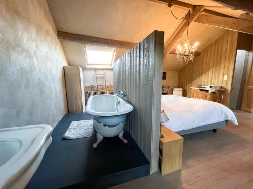 Le Champ Du Coq في Gesves: حمام مع حوض استحمام وسرير