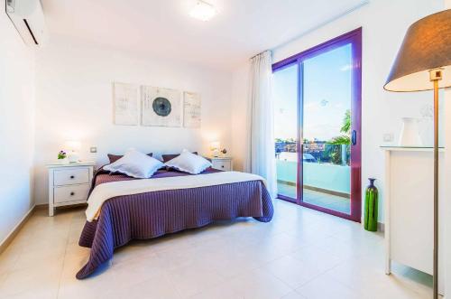 een slaapkamer met een bed en uitzicht op de oceaan bij Villa Pedro in Playa Blanca