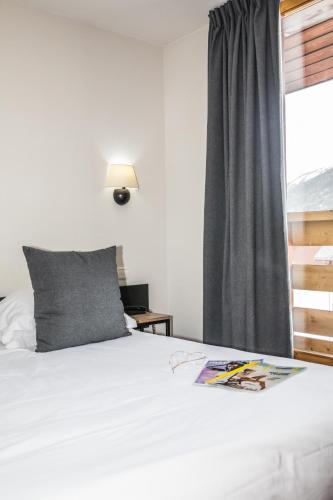 Кровать или кровати в номере Hotel Emeraude