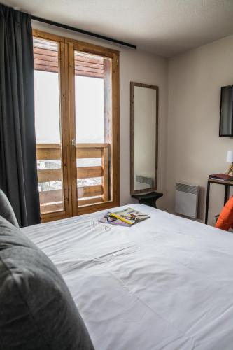 Кровать или кровати в номере Hotel Emeraude