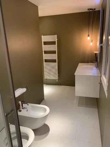 een badkamer met een wit toilet en een wastafel bij Atiko in Fano