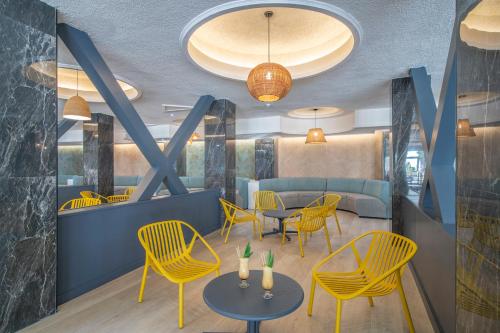 A seating area at Hotel Benidorm East by Pierre & Vacances
