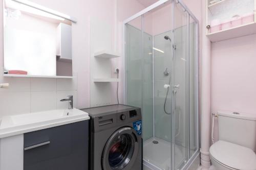 a bathroom with a washing machine and a shower at Studio Seignosse proche plage in Seignosse