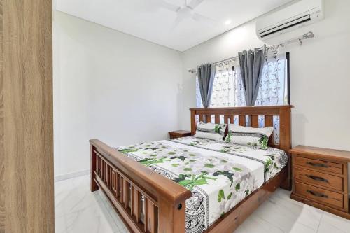 um quarto com uma cama e uma cómoda em Ravi’s Home em Berrimah