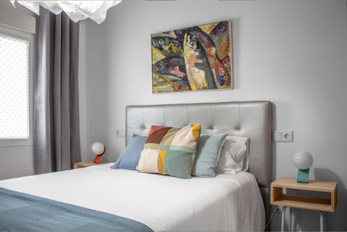 ein Schlafzimmer mit einem Bett und einem Wandgemälde in der Unterkunft ROMÁNICO CENTRO in Zamora
