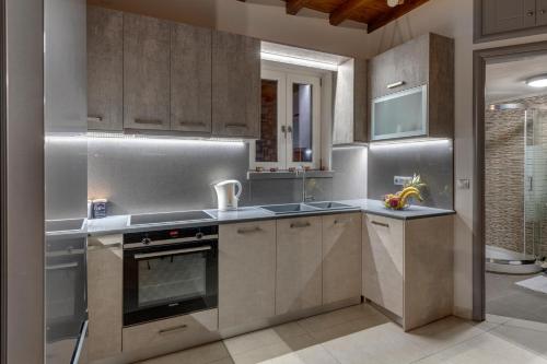 una cucina con lavandino e piano cottura di TAKIS GUESTHOUSE- Laoura-HERMOUPOLIS a Ermoupoli