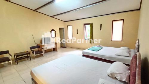 Ένα ή περισσότερα κρεβάτια σε δωμάτιο στο Hotel Anita Baturaden Mitra RedDoorz