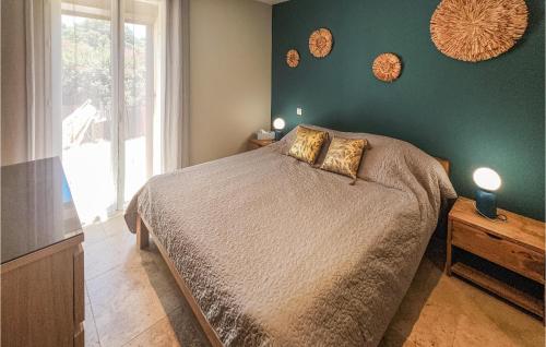 Ένα ή περισσότερα κρεβάτια σε δωμάτιο στο Cozy Home In Saint-Jean-De-Minervoi