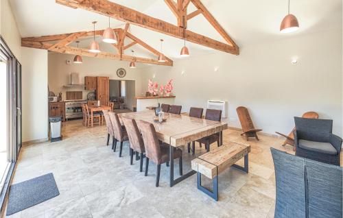 Χώρος καθιστικού στο Cozy Home In Saint-Jean-De-Minervoi