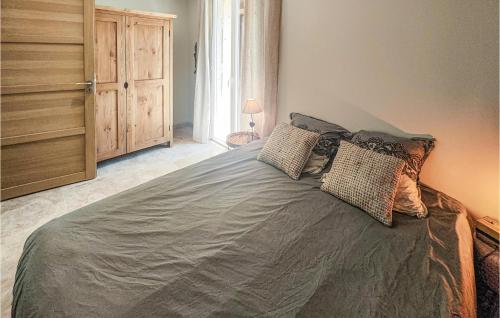 Ένα ή περισσότερα κρεβάτια σε δωμάτιο στο Cozy Home In Saint-Jean-De-Minervoi