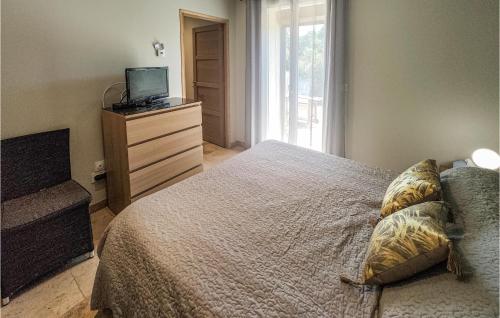 Ένα ή περισσότερα κρεβάτια σε δωμάτιο στο Cozy Home In Saint-Jean-De-Minervoi