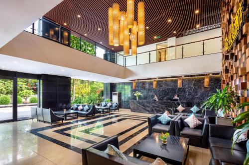 un vestíbulo de un hotel con sofás y sillas en Ravatel Home Bac Giang, en Bắc Giang