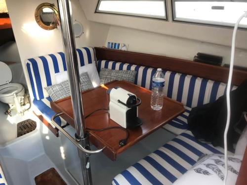 une table assise sur un lit dans un bateau dans l'établissement Havre de Paix, au Havre