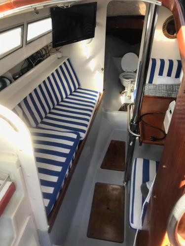 - une vue sur l'intérieur d'un bateau avec un lit dans l'établissement Havre de Paix, au Havre