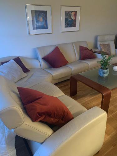 sala de estar con sofá y mesa en Bo i hjertet av Sunnmøre, en Ålesund
