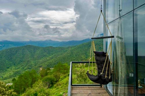 Galeriebild der Unterkunft SaffronStays Glasshouse Celeste, Ranikhet - luxurious glass villa with breathtaking views in Bhatrojkhan