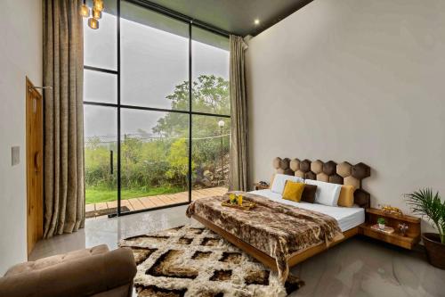Zdjęcie z galerii obiektu SaffronStays Glasshouse Celeste, Ranikhet - luxurious glass villa with breathtaking views w mieście Bhatrojkhan