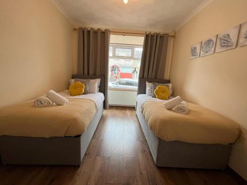 Katil atau katil-katil dalam bilik di Bright and Spacious Home in Port Tennant