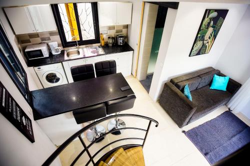 塔那那利佛的住宿－Tranokely，厨房的顶部景观,配有一张桌子和一张沙发