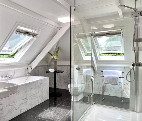 Un baño de Boutique hotel Villa Trompenberg