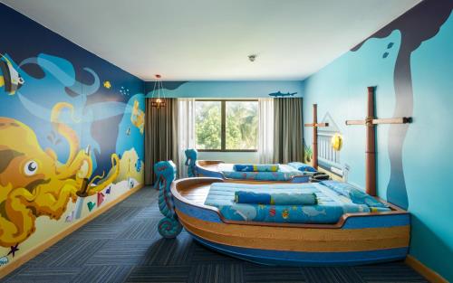 Een bed of bedden in een kamer bij The Regent Cha Am Beach Resort, Hua Hin