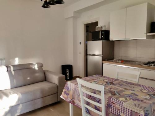 Kuchyňa alebo kuchynka v ubytovaní Tiny Green apartament in Rome - Magliana