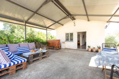 an outdoor patio with couches and a table at House Lora in Risika