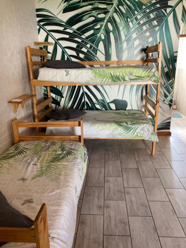 Двухъярусная кровать или двухъярусные кровати в номере Barrys Guesthouse