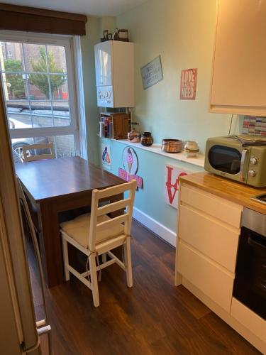 Η κουζίνα ή μικρή κουζίνα στο Great rooms in an uber cool flat! London Bridge