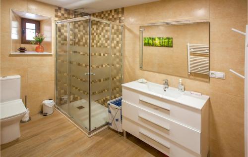 Vonios kambarys apgyvendinimo įstaigoje Awesome Home In Brcena De Ebro With Kitchen