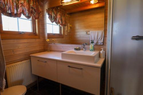 Imagen de la galería de Golden Circle Vacation Home with hot tub & fire place, en Selfoss