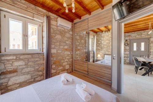 Posteľ alebo postele v izbe v ubytovaní TAKIS GUESTHOUSE- Laoura-HERMOUPOLIS