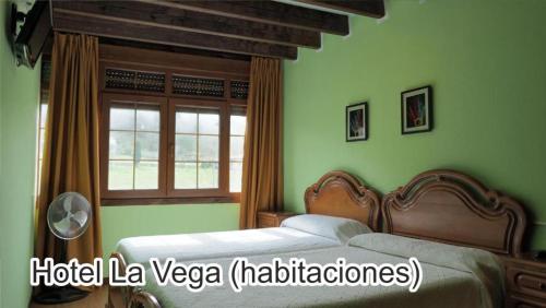 1 dormitorio con cama y ventana en La Vega, en La Vega