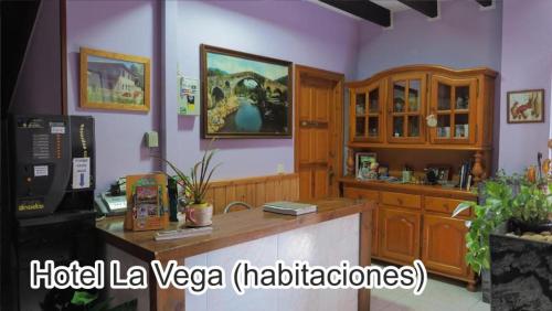cocina con encimera y nevera en La Vega en La Vega