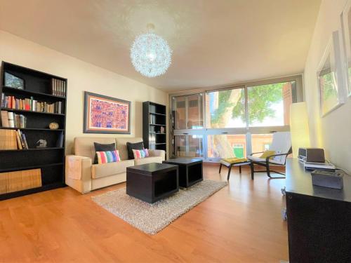 Una sala de estar con un sofá y un televisor. en Marble Apartments, en San Andrés