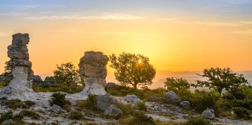 - une vue sur deux empilements de rochers au coucher du soleil dans l'établissement Le gîte de La Badassière, à Forcalquier