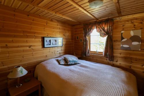 מיטה או מיטות בחדר ב-Golden Circle Vacation Home with hot tub & fire place