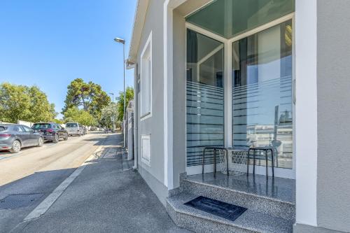 a table in the window of a building at Maximilian&Stela in Poreč