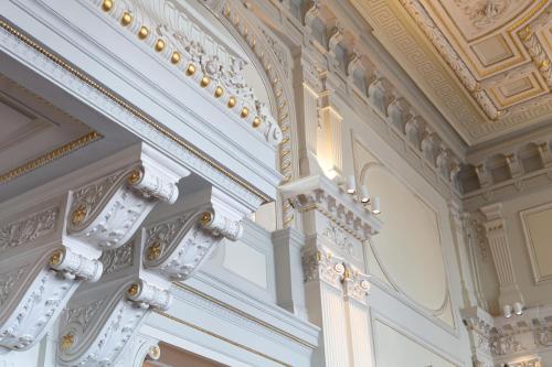 a pillar in a building with a ceiling at Elite Stadshotellet Luleå in Luleå